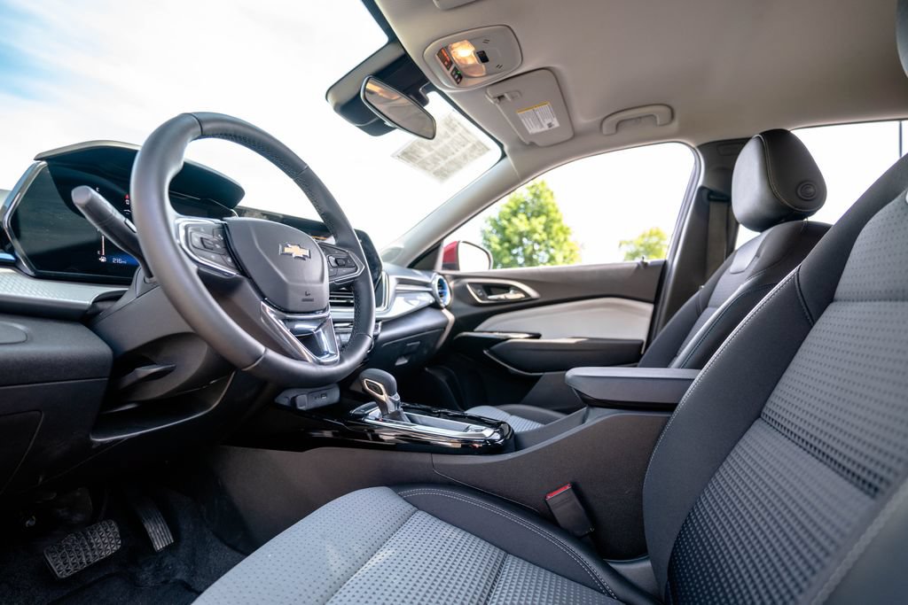 Certified 2025 Chevrolet Trax LT w/ Driver Confidence Package FWD image 5