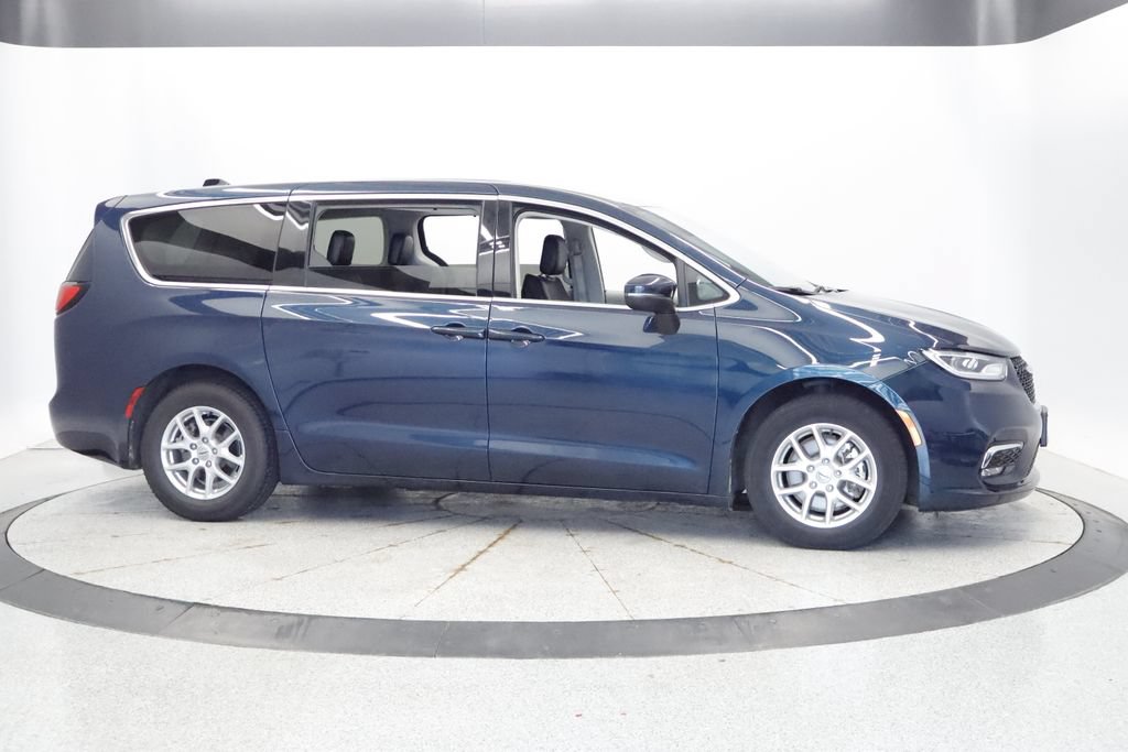 Certified 2023 Chrysler Pacifica Touring-L FWD image 8