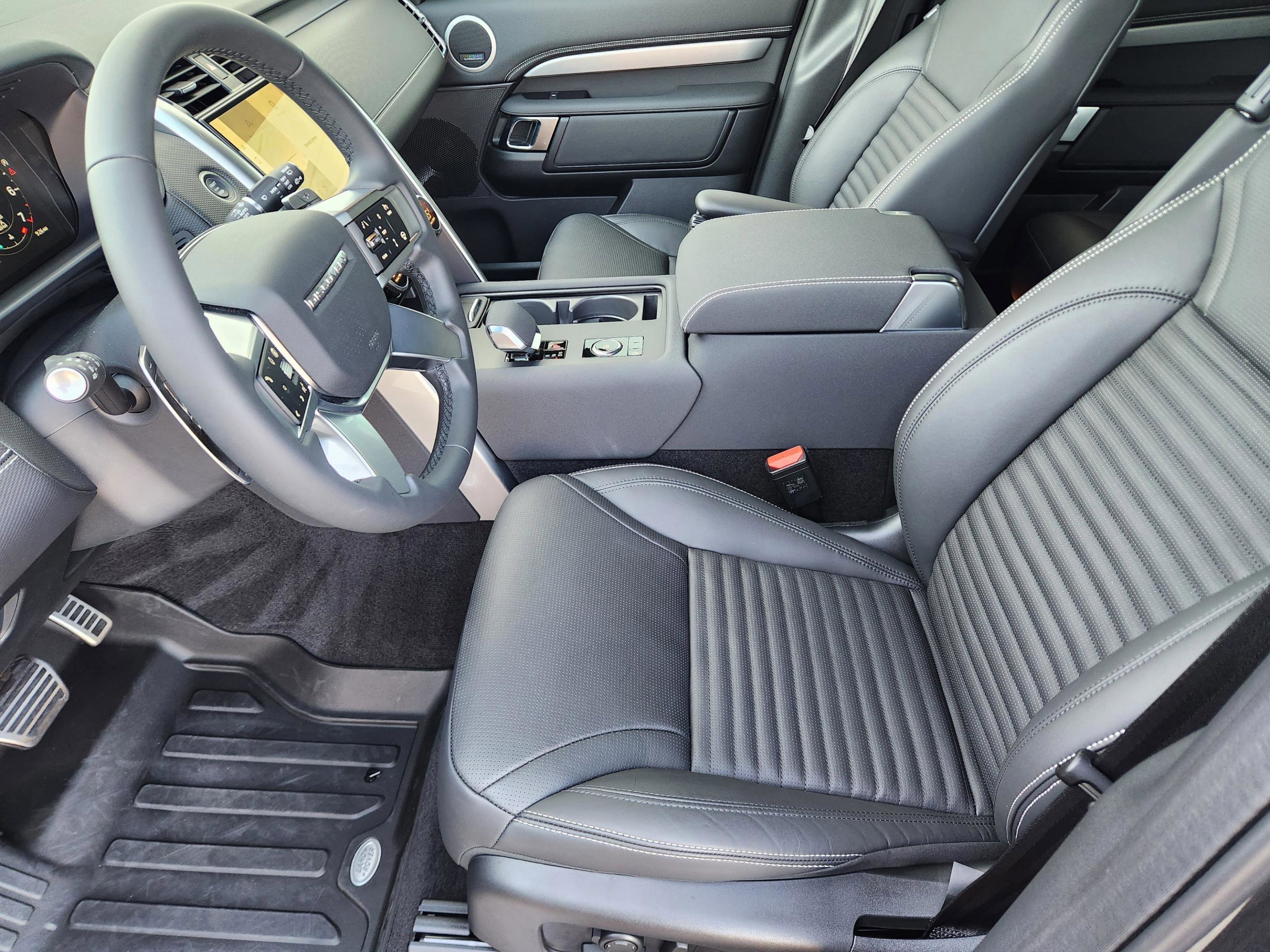 New 2025 Land Rover Discovery Dynamic SE image 8