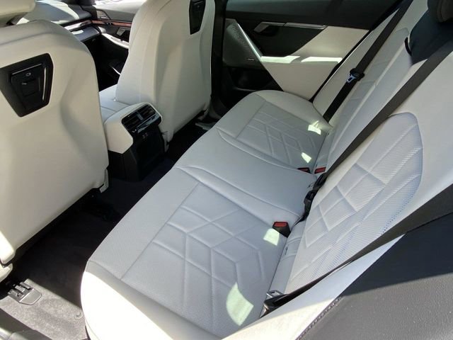 Used 2025 BMW i5 eDrive40i w/ Premium Package image 16