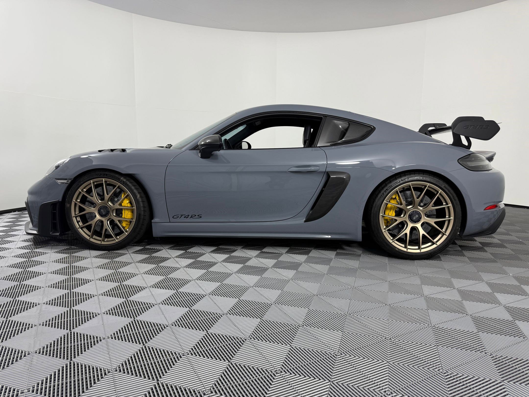Used 2023 Porsche 718 Cayman GT4 RS image 2