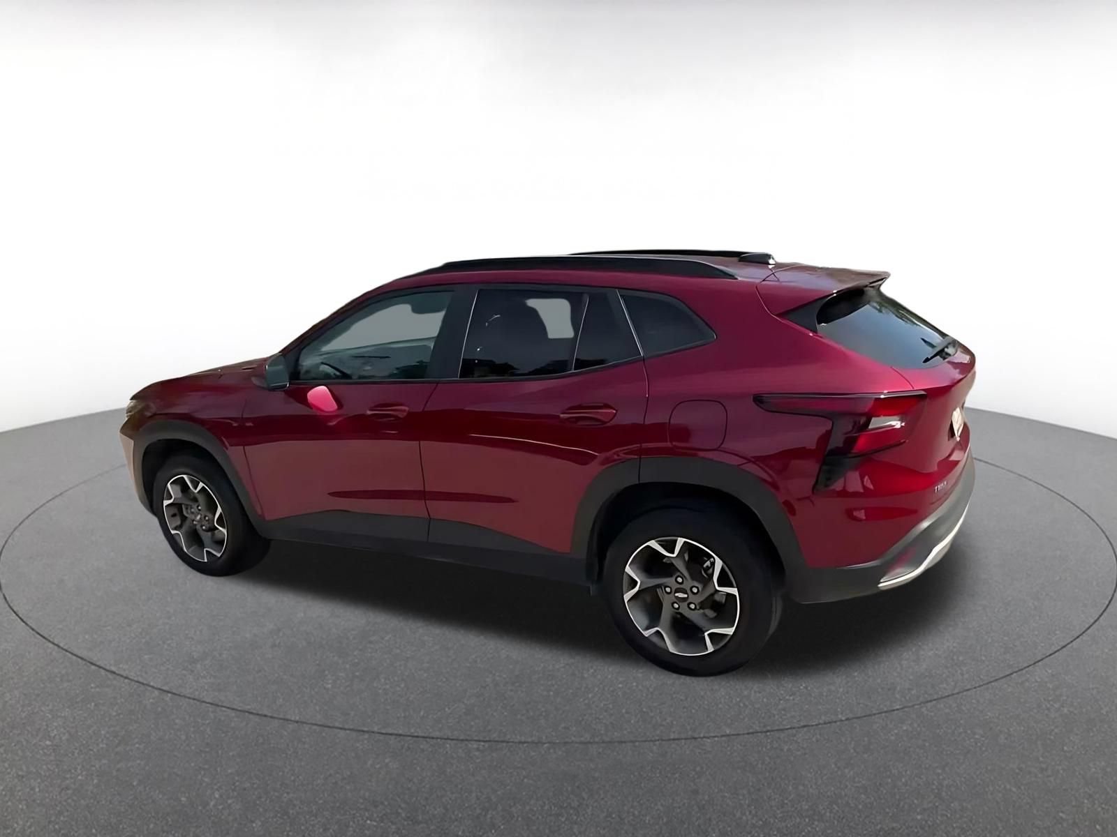 Used 2025 Chevrolet Trax LT FWD image 10