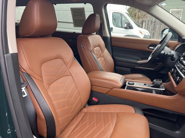 Used 2024 Nissan Pathfinder Platinum image 12