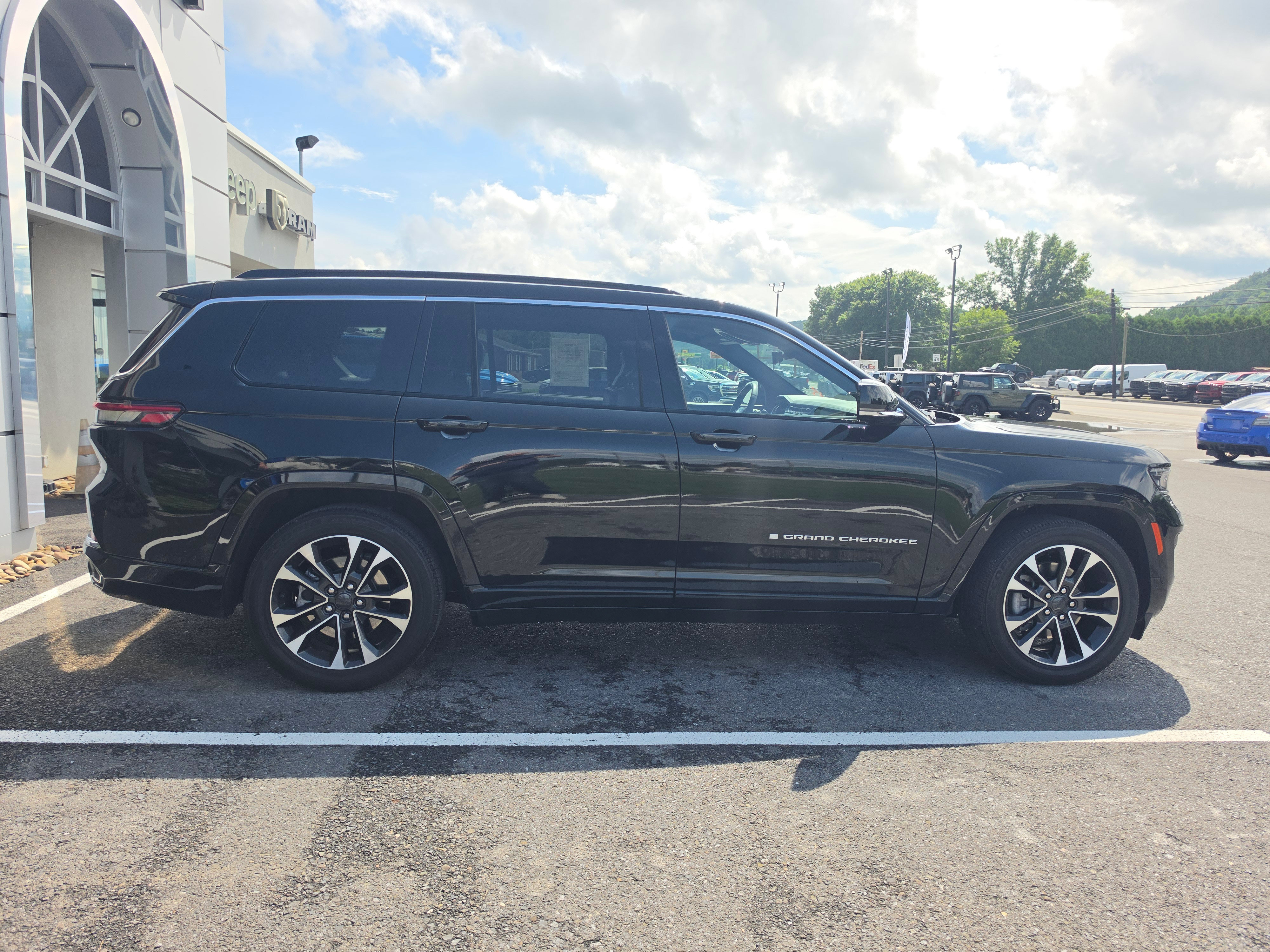 Used 2024 Jeep Grand Cherokee L Overland w/ Luxury Tech Group IV AWD/4WD image 2