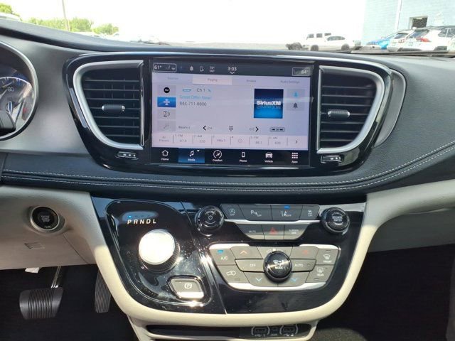 Used 2023 Chrysler Pacifica Touring-L FWD image 9