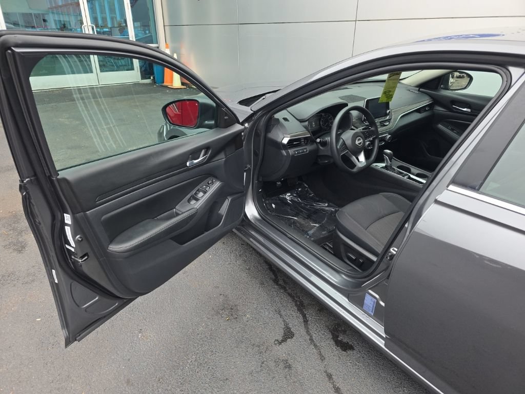 Used 2025 Nissan Altima 2.5 SV FWD image 11