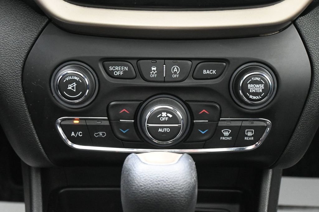 Used 2015 Jeep Cherokee Latitude w/ Comfort/Convenience Group FWD image 22