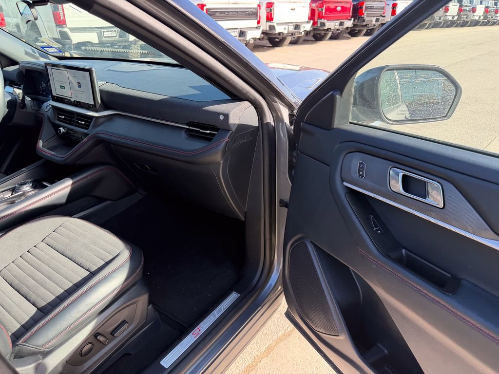 Used 2025 Ford Explorer ST-Line w/ ST-Line Street Pack image 19