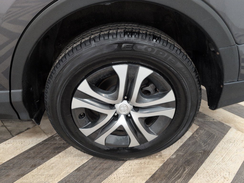 Used 2018 Toyota RAV4 LE image 19