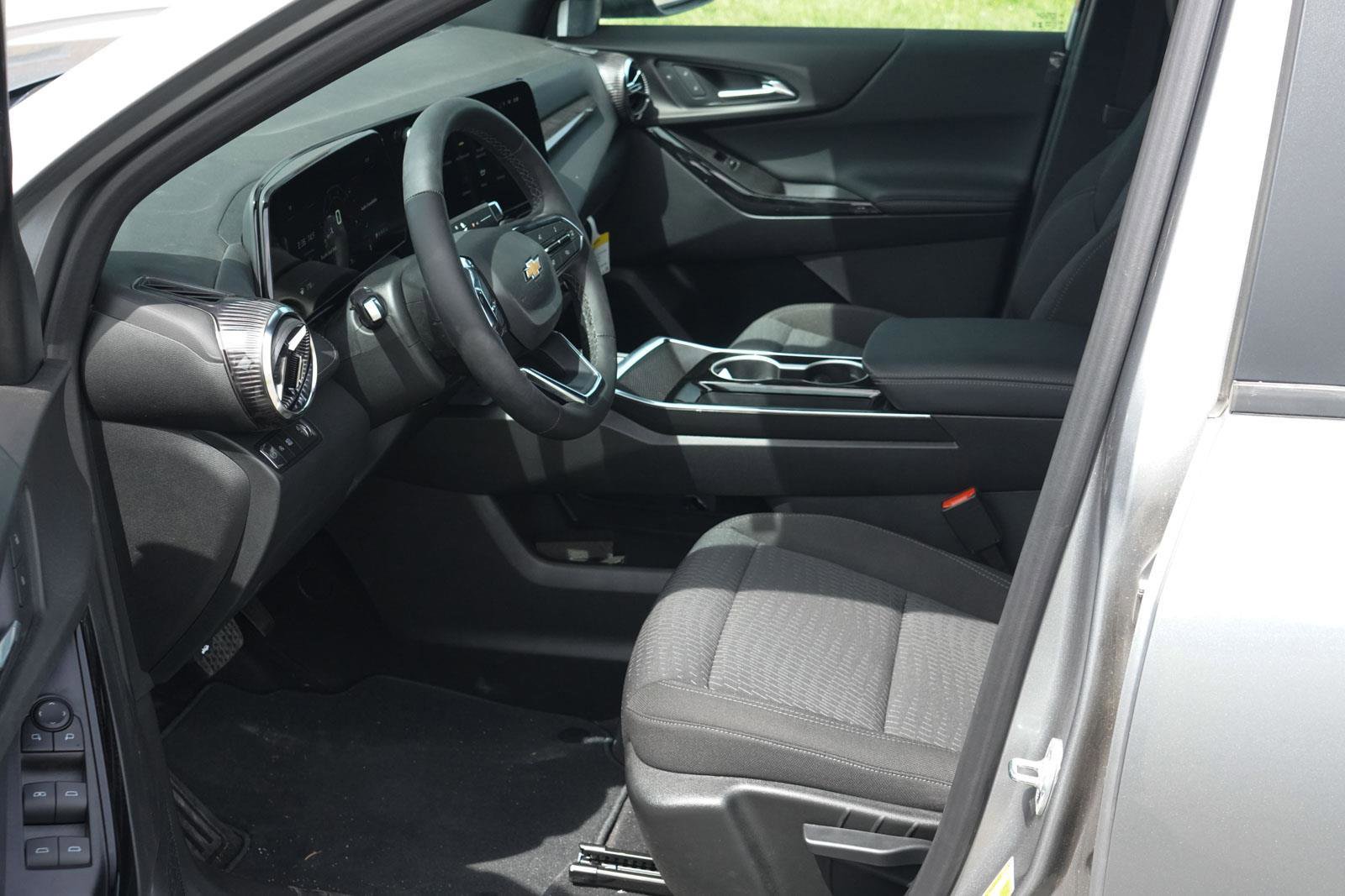 New 2025 Chevrolet Equinox LT w/ Safety and Technology Package image 25