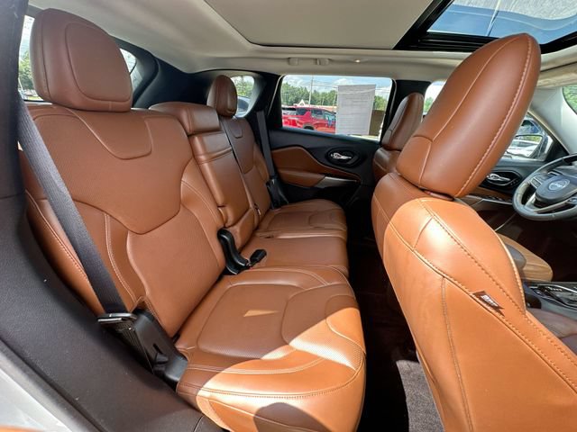 Used 2019 Jeep Cherokee Overland AWD/4WD image 30