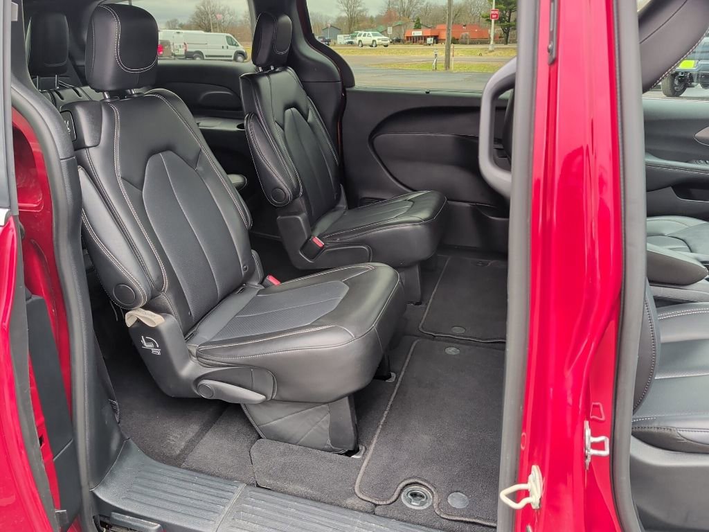 Used 2025 Chrysler Pacifica Select image 37