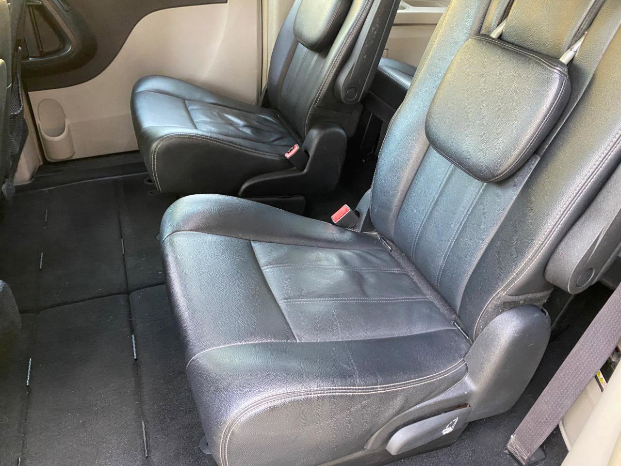 Used 2016 Chrysler Town & Country Touring FWD image 40