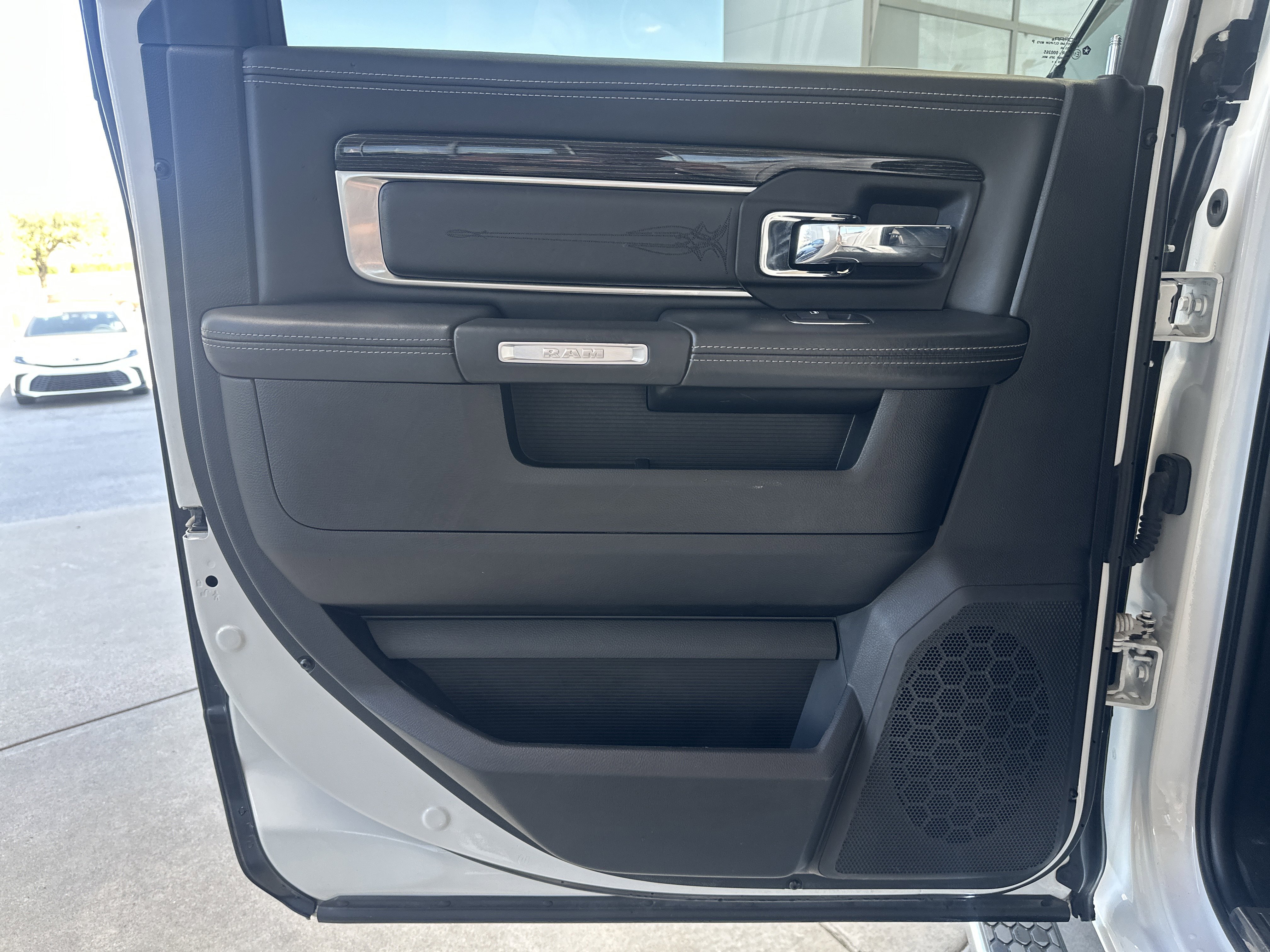 Used 2018 RAM 3500 Laramie Longhorn image 19