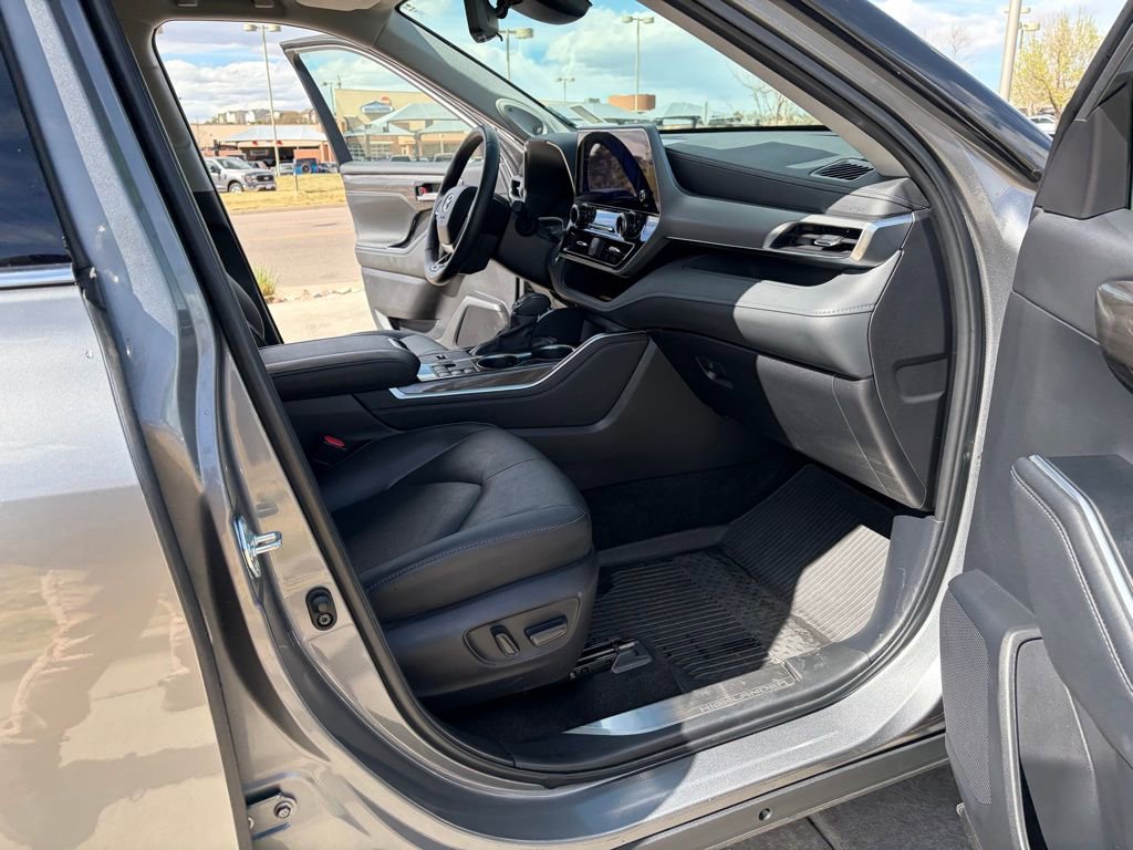 Used 2025 Toyota Highlander Platinum AWD/4WD image 23