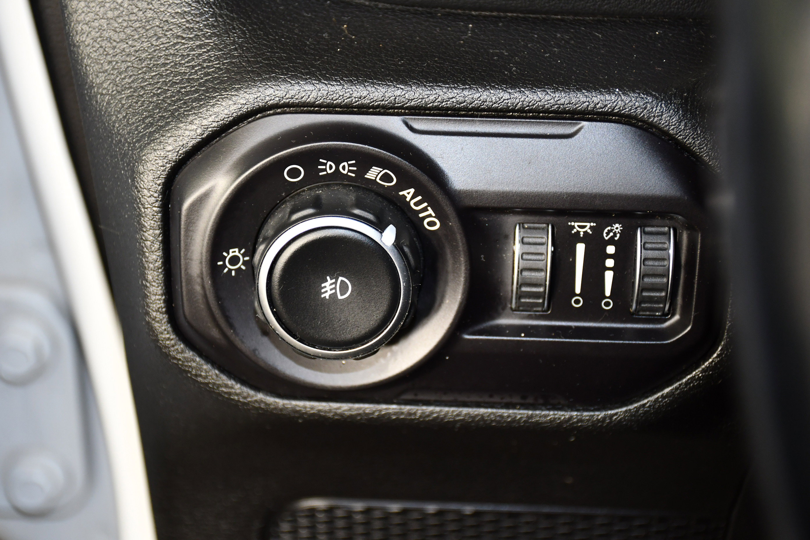 Used 2018 Jeep Wrangler Unlimited Sahara w/ Uconnect 4C Nav & Sound Group image 34