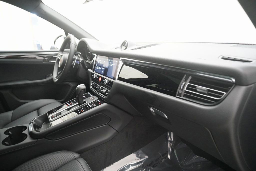 Certified 2026 Porsche Macan image 28