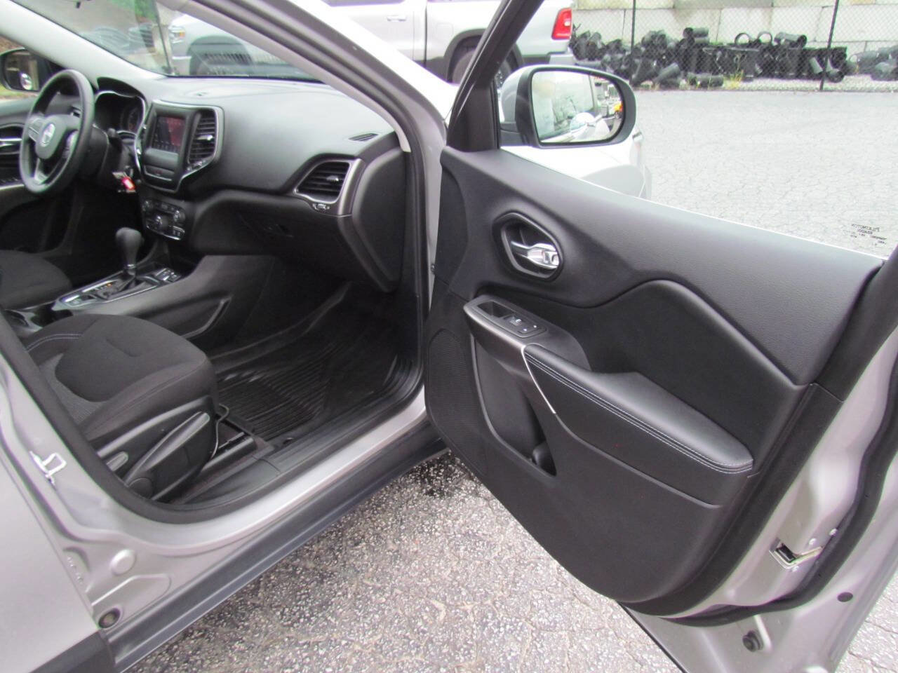 Used 2019 Jeep Cherokee Latitude w/ Popular Appearance Group image 17