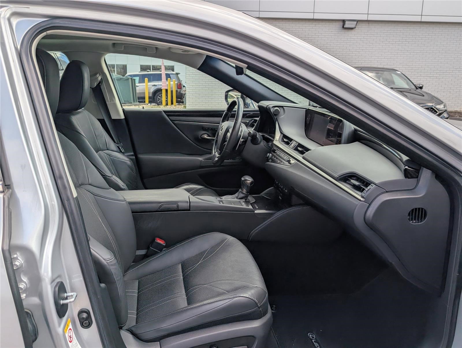 Used 2019 Lexus ES 350 Ultra Luxury w/ Accessory Package image 10