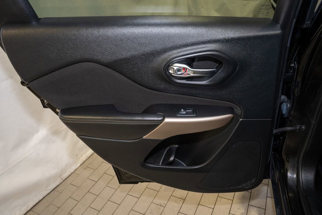 Used 2017 Jeep Cherokee Latitude image 8