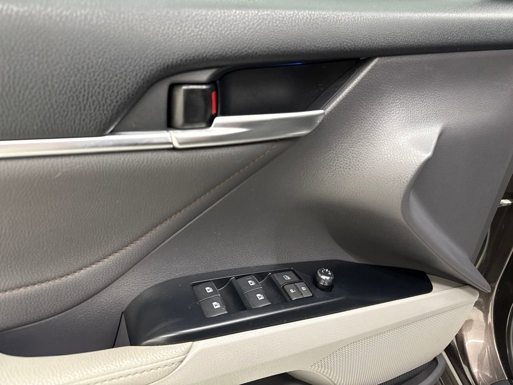 Used 2018 Toyota Camry XLE image 12