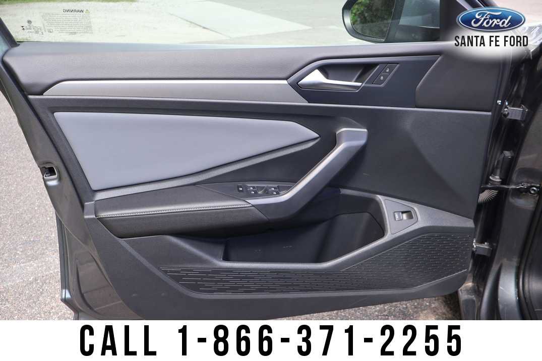 Used 2025 Volkswagen Jetta SE FWD image 7