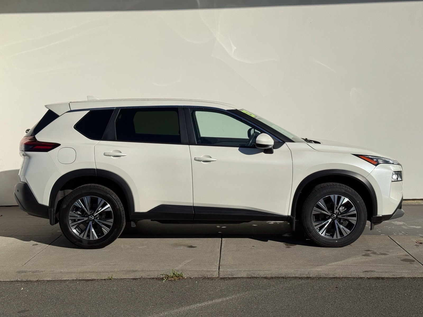 Used 2023 Nissan Rogue SV FWD image 8