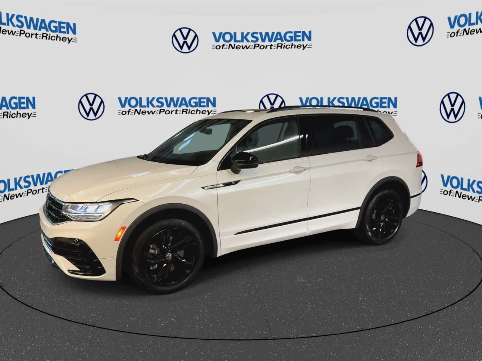 Used 2024 Volkswagen Tiguan SE R-Line FWD image 4