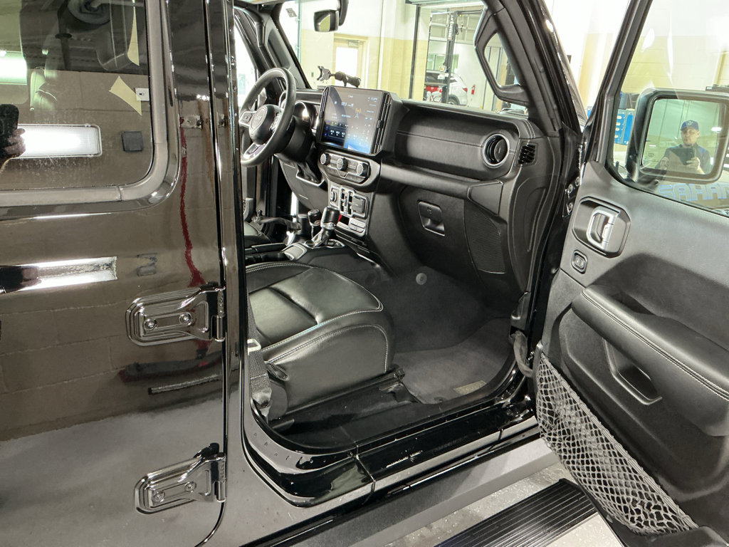 Used 2023 Jeep Wrangler Sahara AWD/4WD image 15