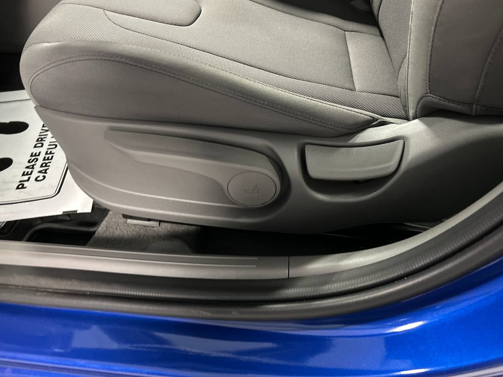 Used 2025 Hyundai Elantra SE FWD image 11