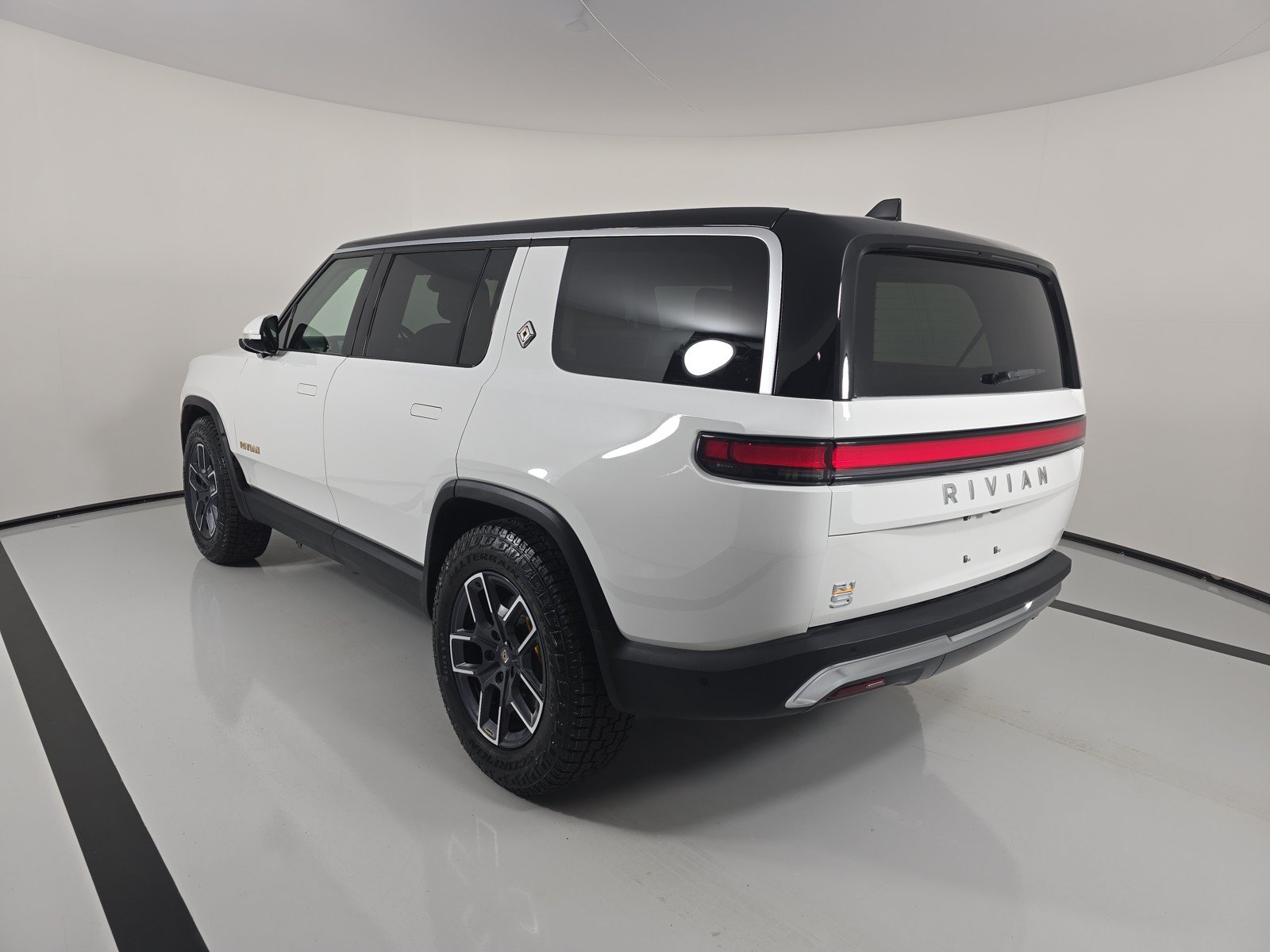 Used 2023 Rivian R1S Adventure AWD/4WD image 3