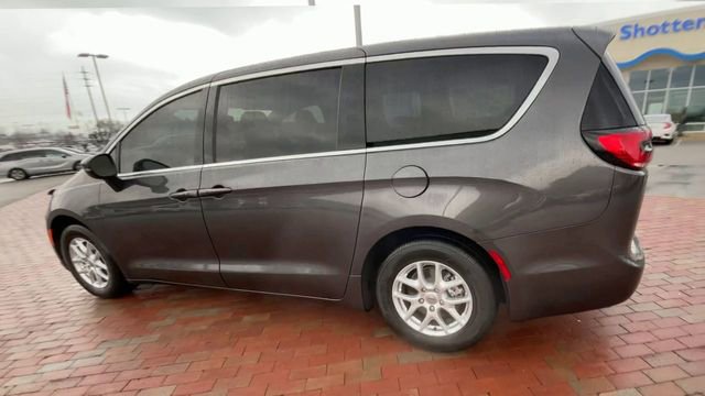 Used 2023 Chrysler Pacifica Touring-L image 7