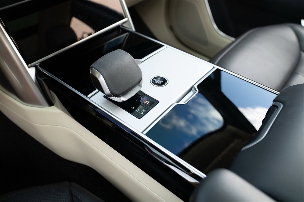 Used 2024 Land Rover Range Rover Long Wheelbase SE image 23