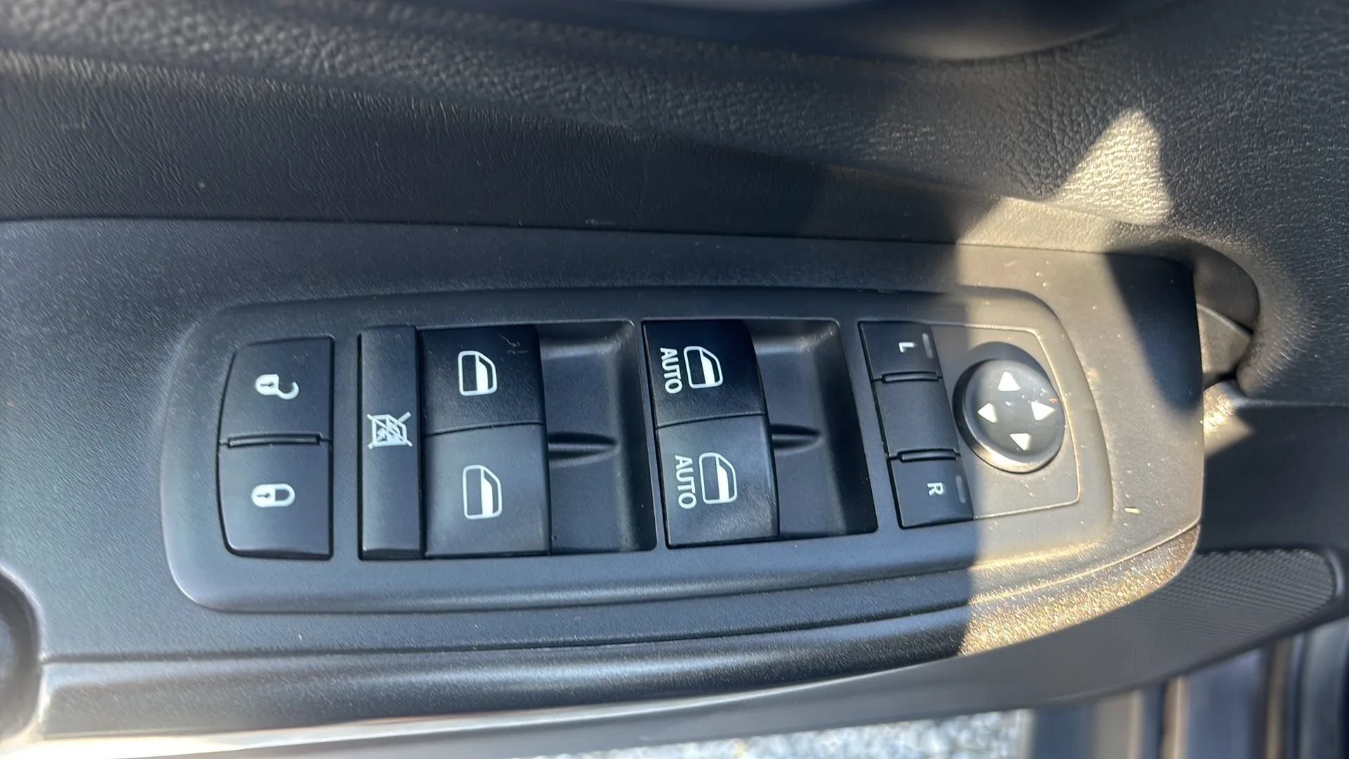 Used 2019 Jeep Cherokee Trailhawk AWD/4WD image 21