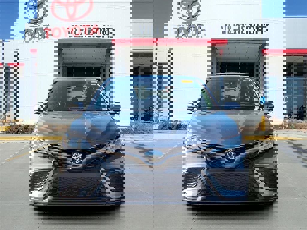 Used 2024 Toyota Camry SE image 2