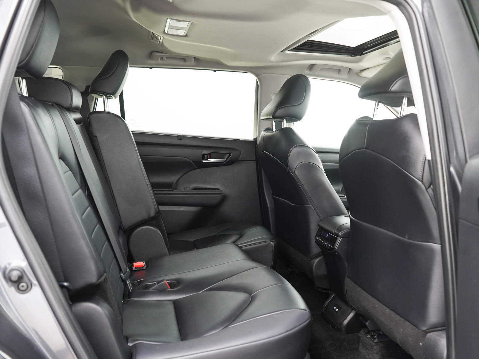 Used 2025 Toyota Highlander XLE AWD/4WD image 16