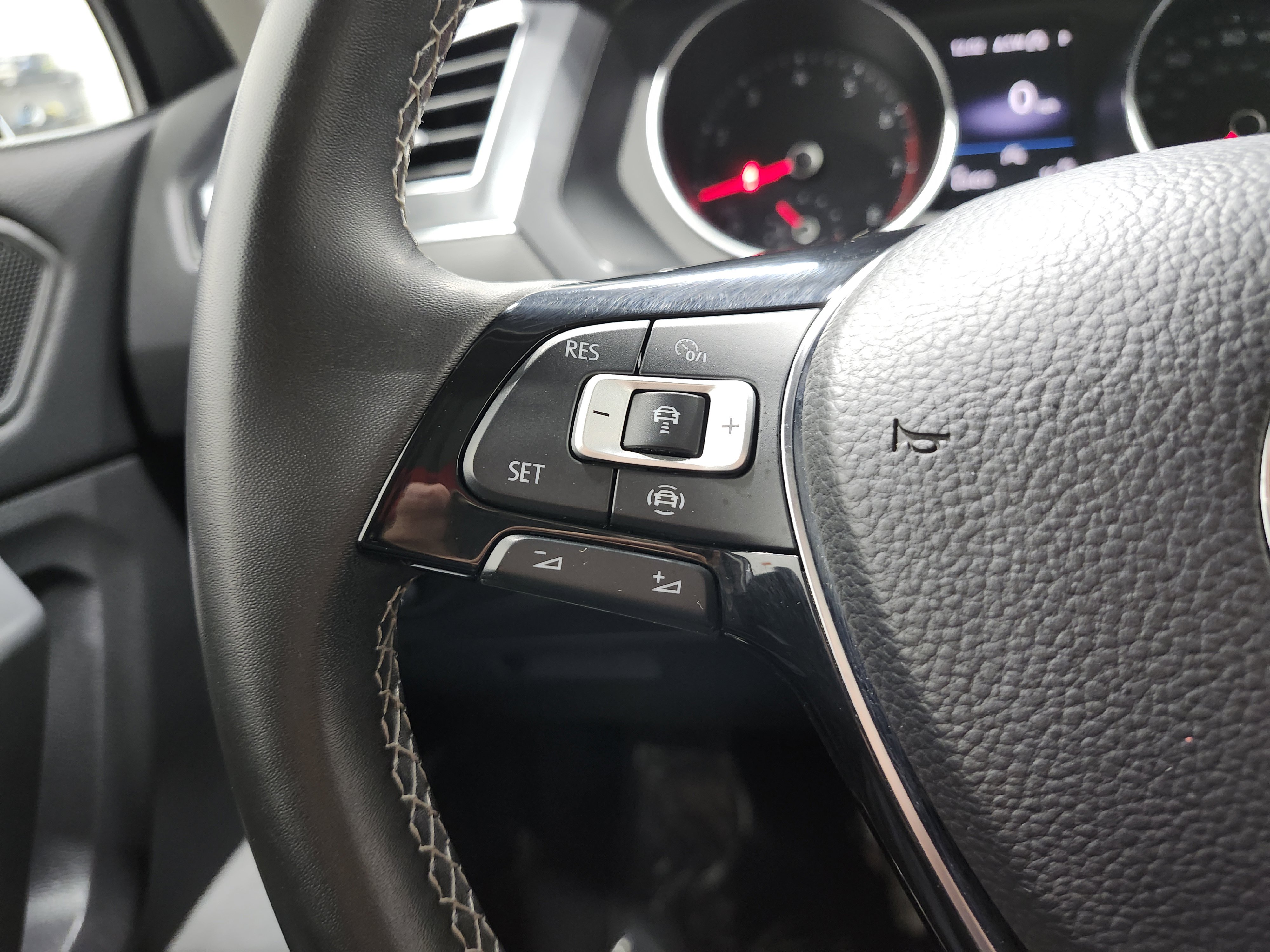 Used 2021 Volkswagen Tiguan SE FWD image 33