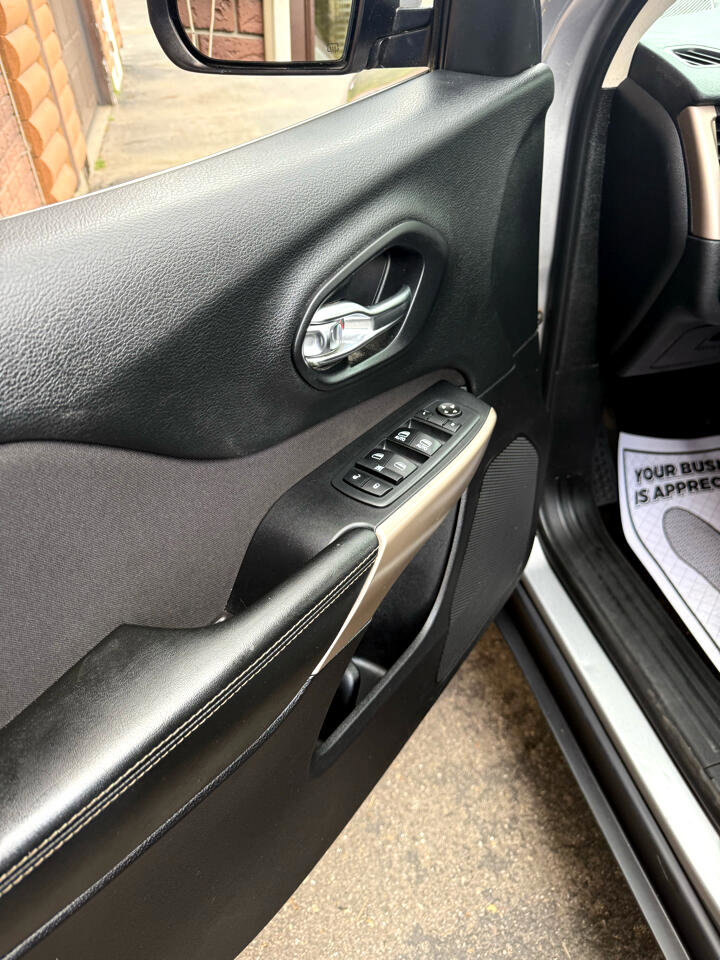 Used 2017 Jeep Cherokee Latitude w/ Comfort/Convenience Group image 7