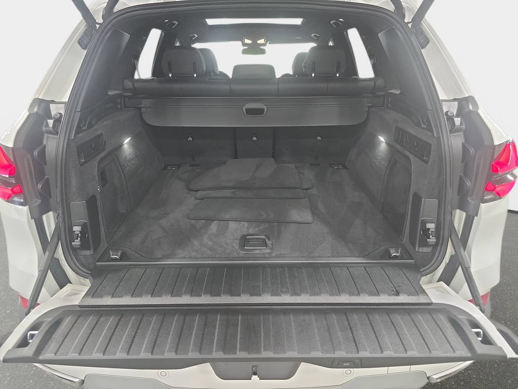 Certified 2025 BMW X5 sDrive40i w/ Parking Assistance Package RWD image 11