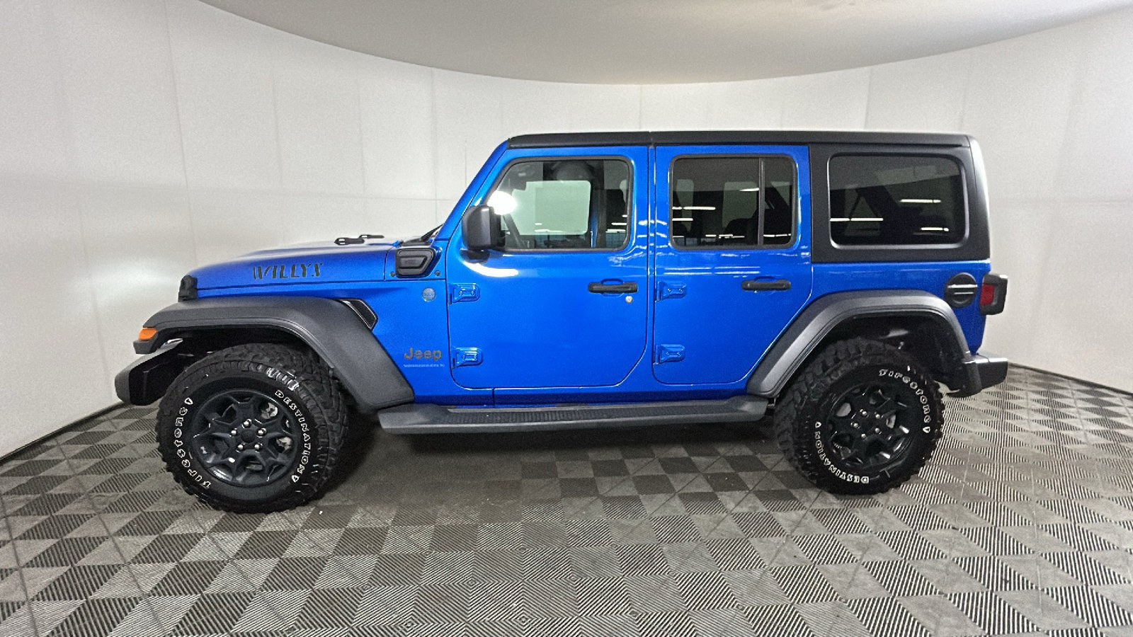 Used 2023 Jeep Wrangler Unlimited w/ Cold Weather Group AWD/4WD image 7
