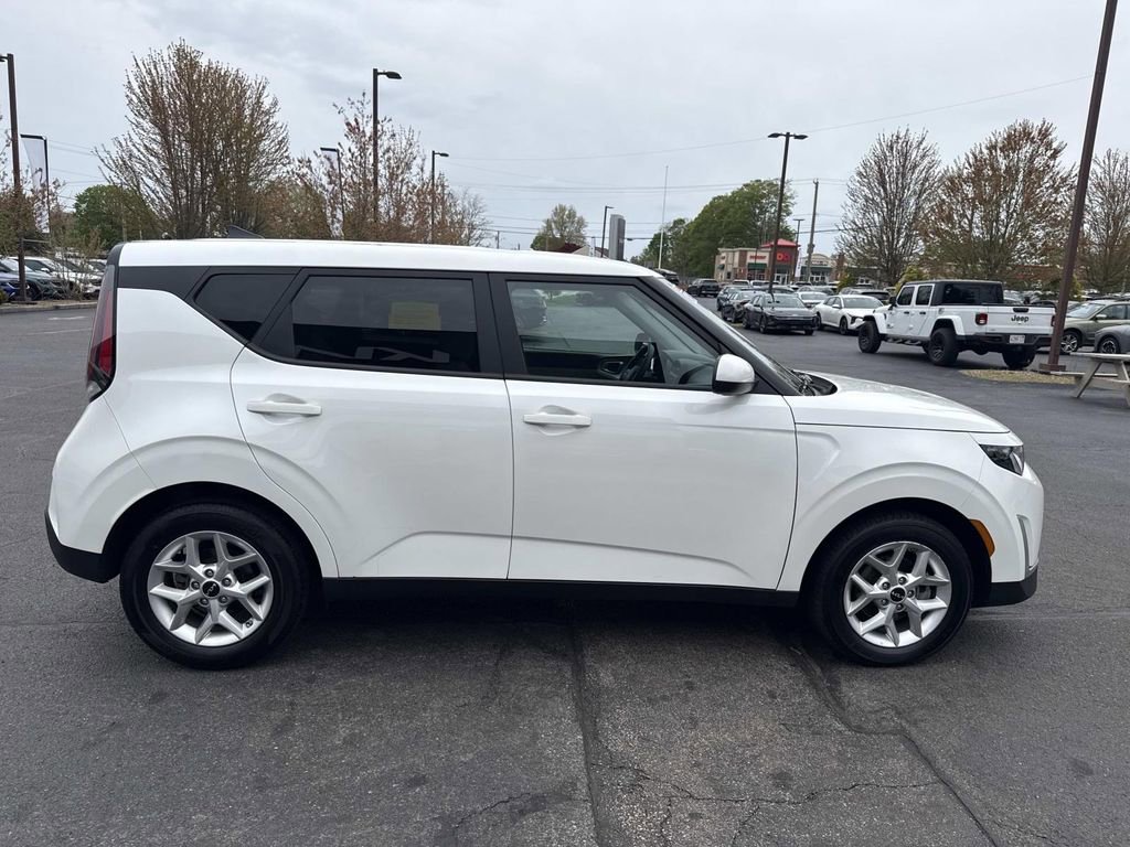 Used 2025 Kia Soul LX w/ LX Technology Package FWD image 8