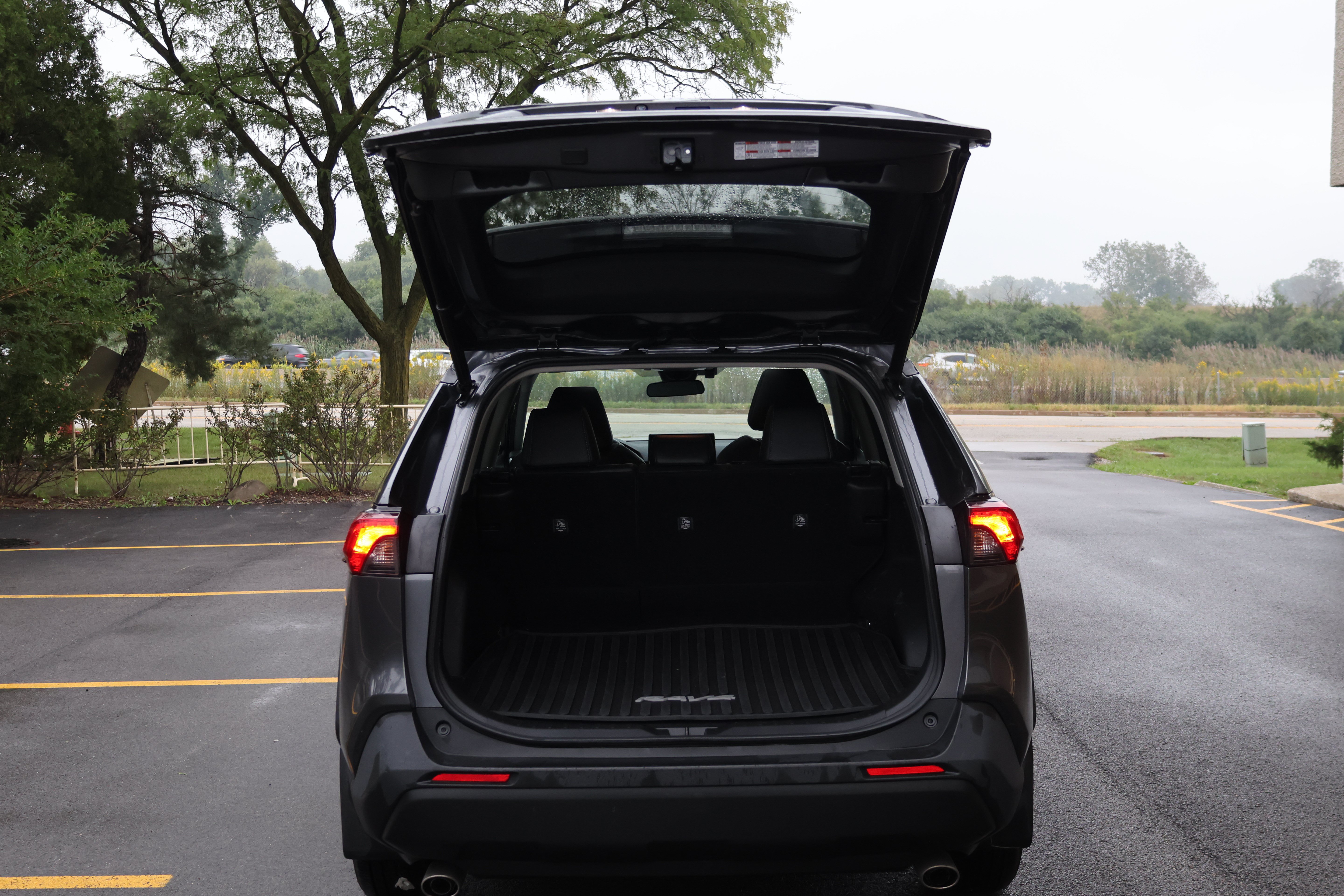 Used 2021 Toyota RAV4 XLE Premium AWD/4WD image 6