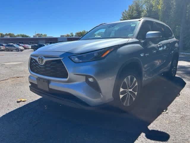 Used 2022 Toyota Highlander XLE AWD/4WD image 1