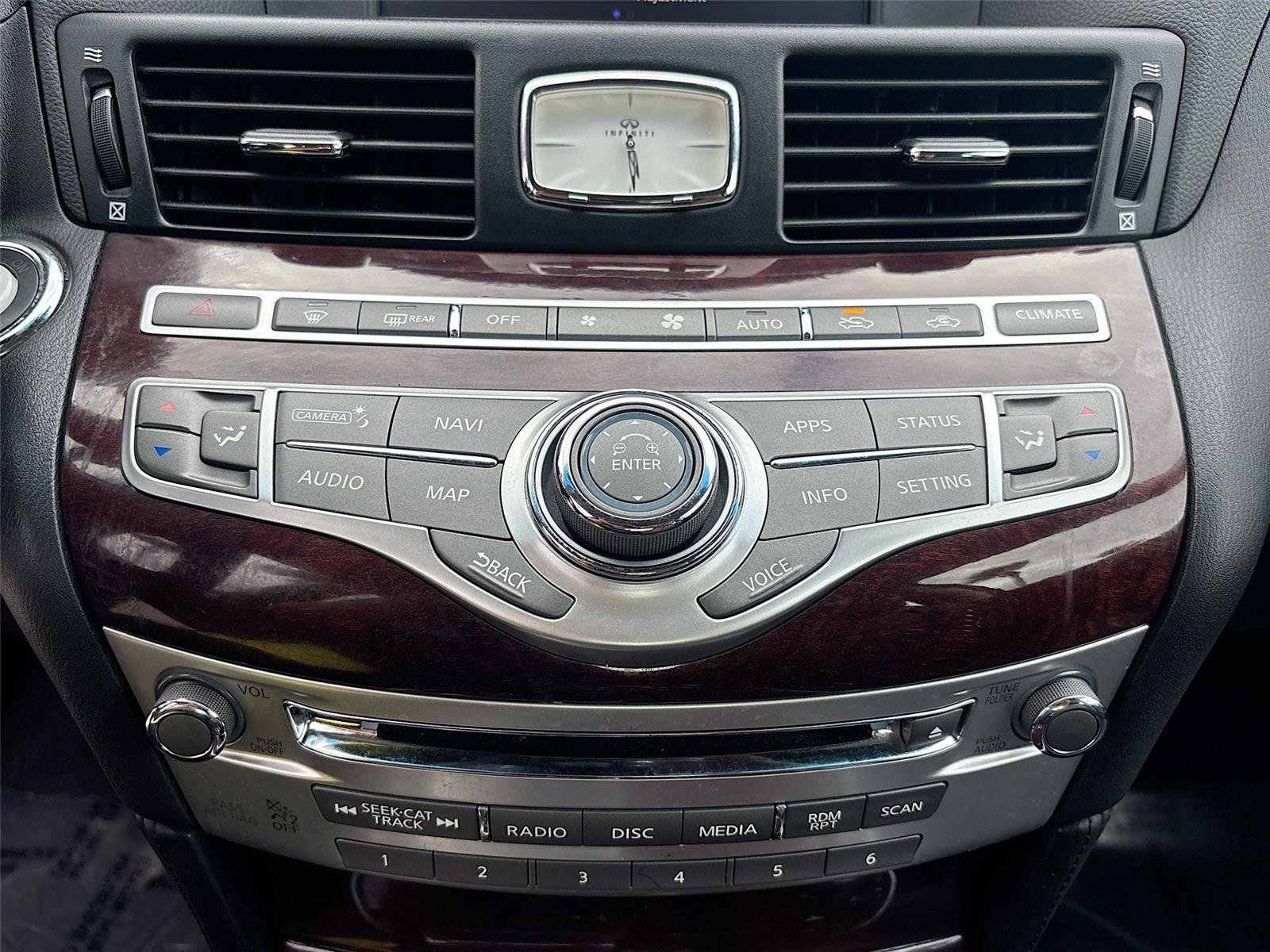 Used 2018 INFINITI Q70 Luxe image 16