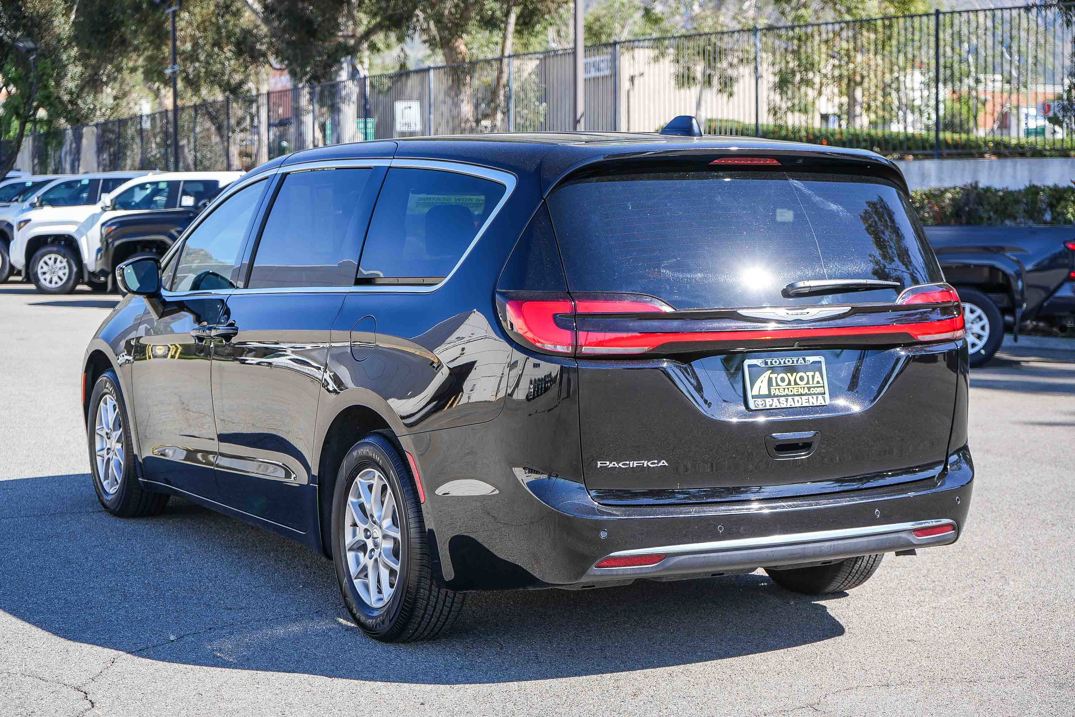 Used 2025 Chrysler Pacifica Select FWD image 8