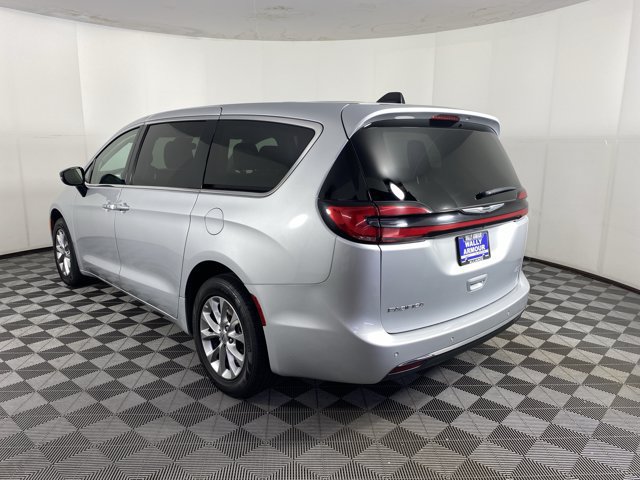 Used 2024 Chrysler Pacifica Touring-L AWD/4WD image 8