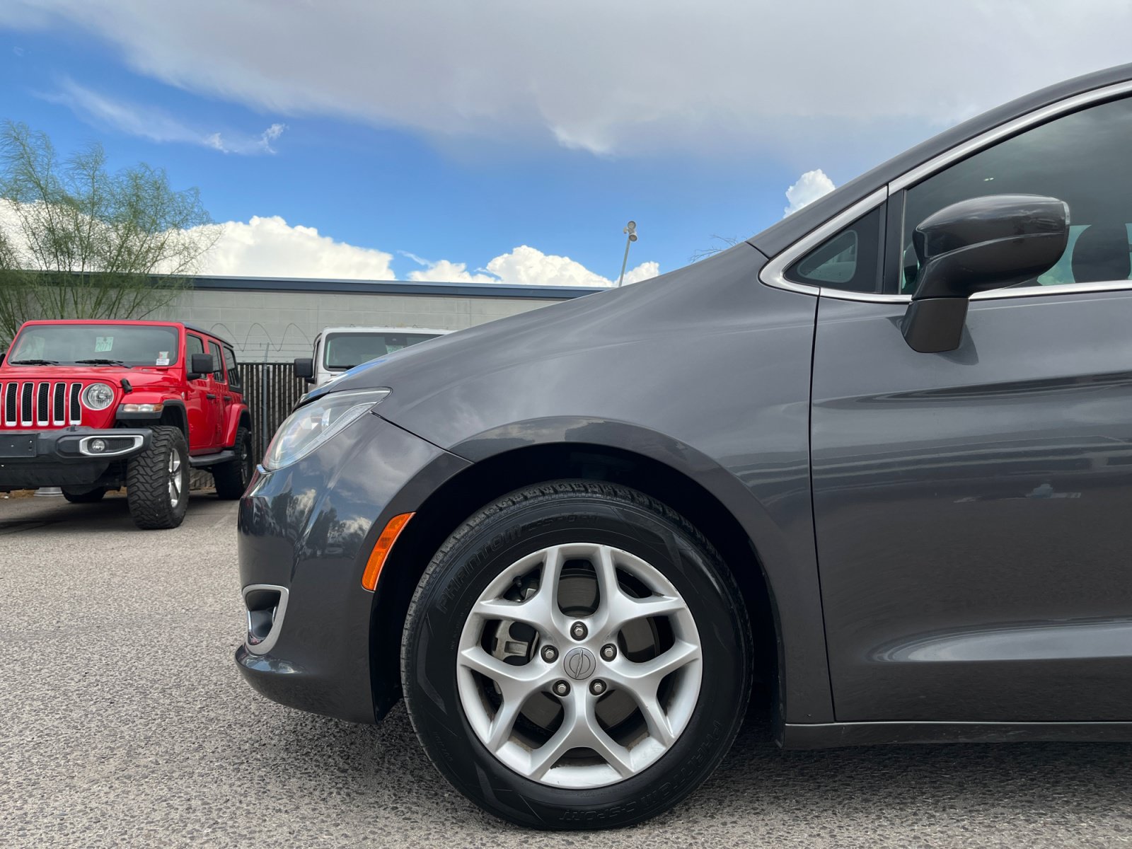 Used 2018 Chrysler Pacifica Touring Plus w/ Tire & Wheel Group FWD image 11