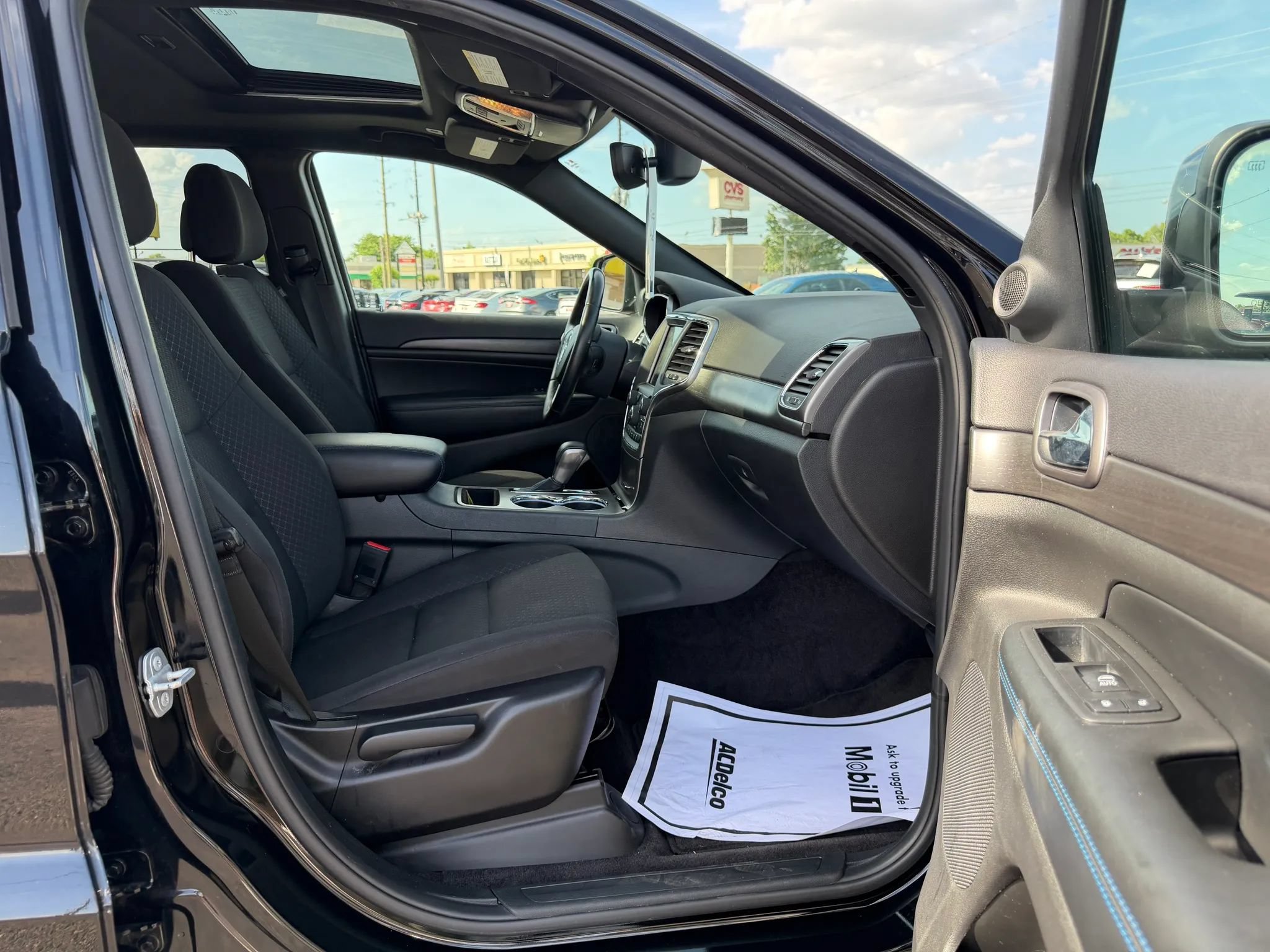 Used 2018 Jeep Grand Cherokee Laredo AWD/4WD image 5