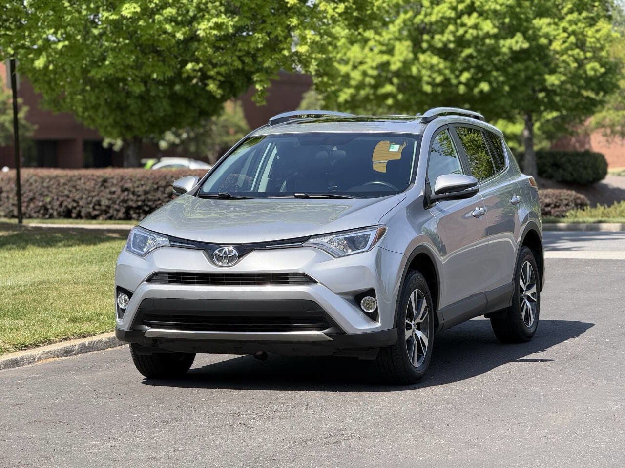 Used 2016 Toyota RAV4 XLE AWD/4WD image 2