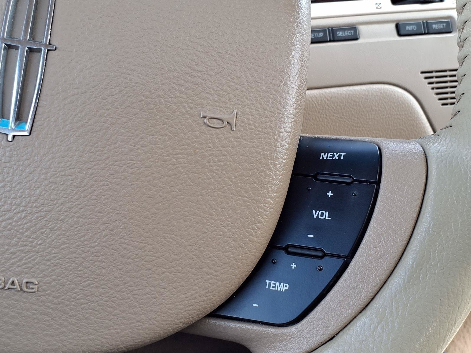 Used 2007 Lincoln Town Car Signature Limited RWD image 15
